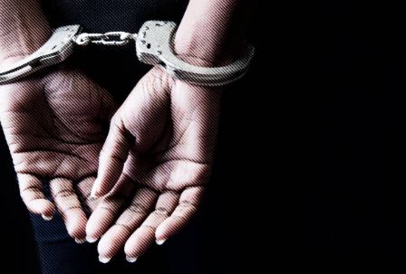 Συνελήφθη 62χρονη επιχειρηματίας με «ρεκόρ» καταδικαστικών αποφάσεων για ακάλυπτες επιταγές