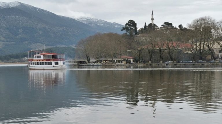 Αύριο η τελετή ρίψης του Τιμίου Σταυρού στην Παμβώτιδα