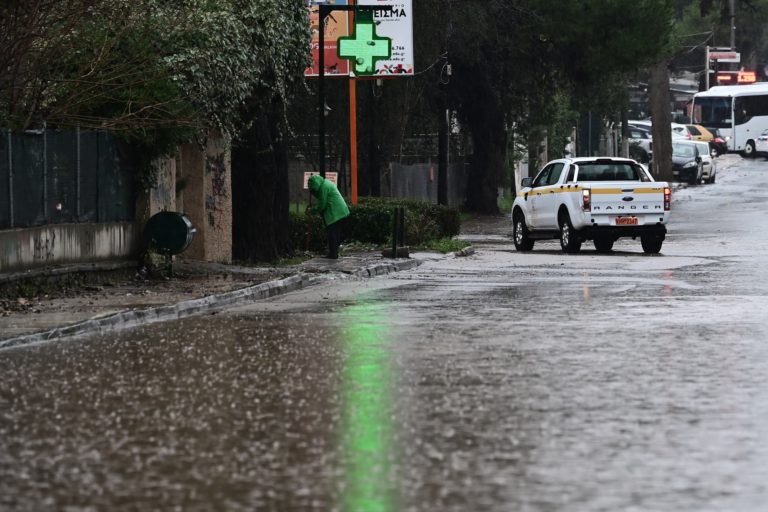 Συνεχίζεται η κακοκαιρία: «Πνίγηκε» η Αττική – Πού χρειάζεται προσοχή τις επόμενες ώρες