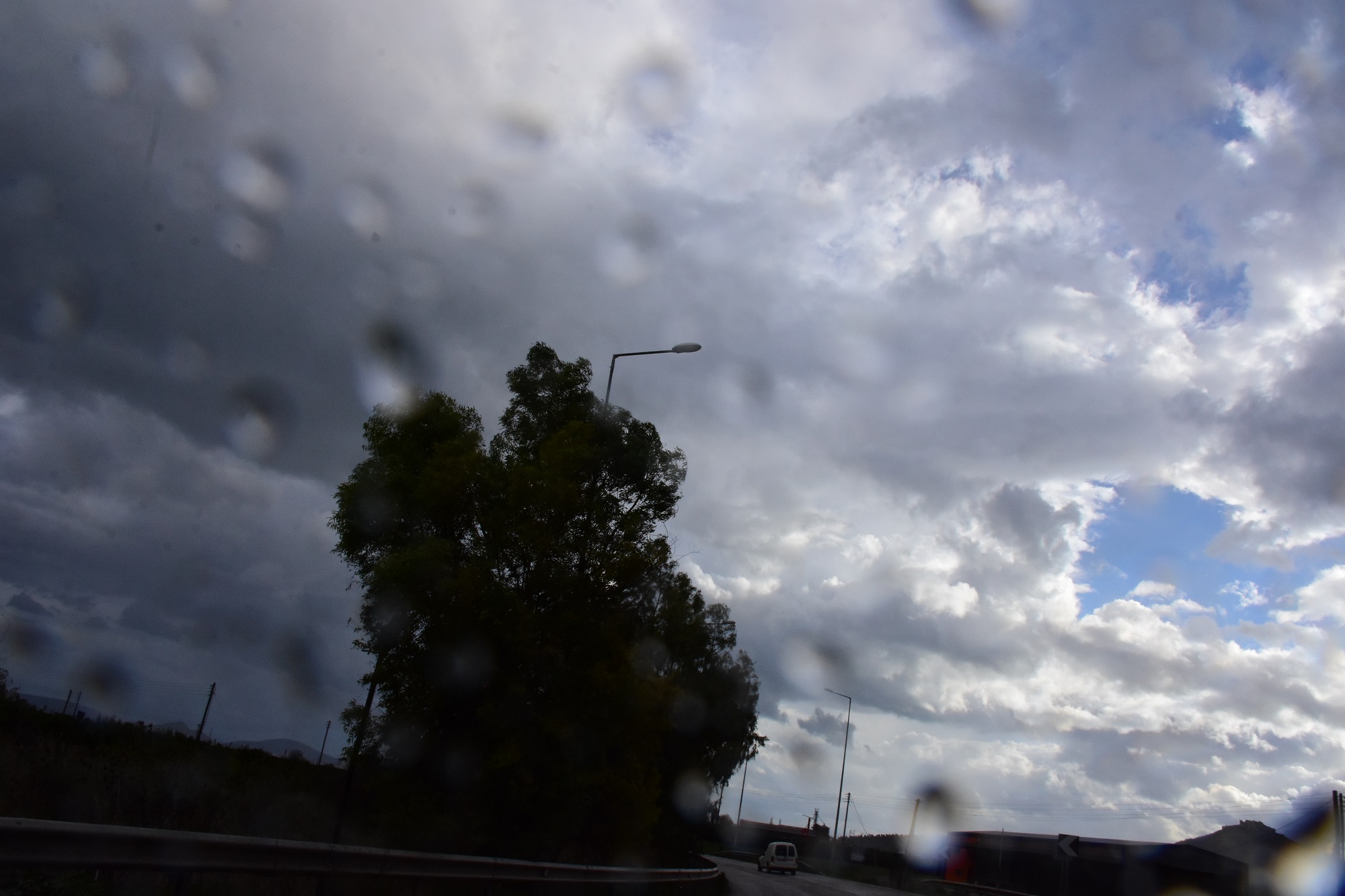 Meteo: Δύο διαδοχικά βαρομετρικά χαμηλά επηρεάζουν τον καιρό της Ελλάδας