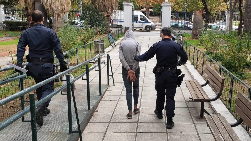 Βόλος: Δεν πρόλαβε να αποφυλακιστεί ο “Κάμελ” και επιτέθηκε με βενζίνη και μαχαίρι σε ανυποψίαστη γυναίκα