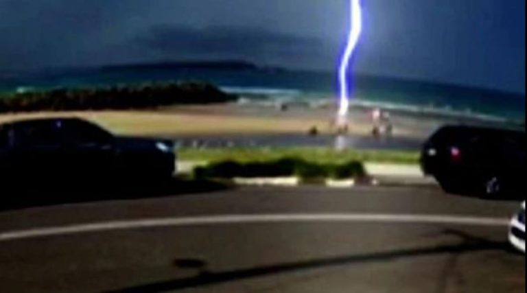 Bίντεο ντοκουμέντο: Κεραυνός χτύπησε παιδί σε θάλασσα στην Αυστραλία – Noσηλεύεται σε σοβαρή κατάσταση