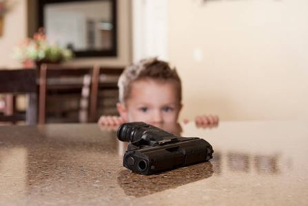 Βίντεο – σοκ: Νήπιο «παίζει» με όπλο, σημαδεύει και τραβάει τη σκανδάλη