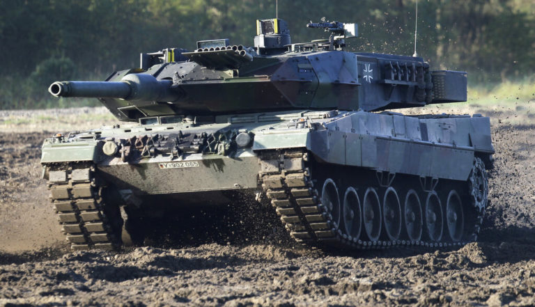 Δεν έχει αποφασίσει η Γερμανία αν θα παραδώσει άρματα μάχης Leopard στην Ουκρανία