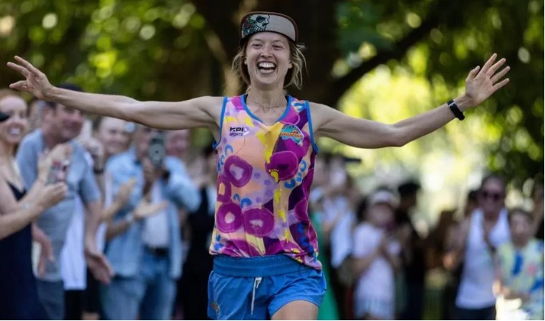 Γυναίκα μαραθωνοδρόμος διέσχισε όλη την Αυστραλία τρέχοντας κάθε μέρα έναν μαραθώνιο