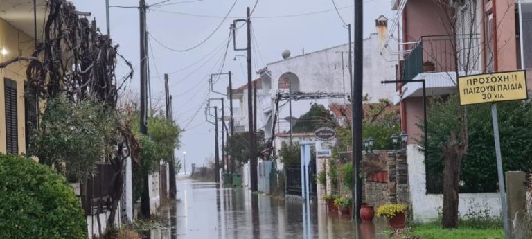 Πλημμύρισαν σπίτια σε Μεσάγγαλα και Κόκκινο Νερό στα παράλια της Λάρισας (video)