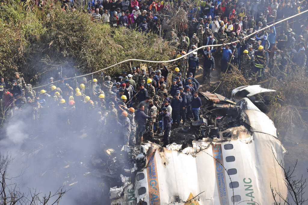 Αεροπορική τραγωδία στο Νεπάλ – Δεν υπάρχουν ελπίδες να βρεθούν ζωντανοί επιβάτες (video)