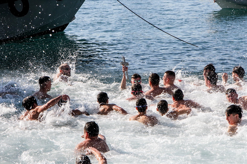 Καλαμάτα: Περισσότεροι από 40 κολυμβητές έπεσαν για τον Σταυρό στο λιμάνι (φωτογραφίες)