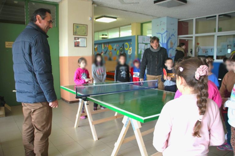Ένα τραπέζι πινγκ-πονγκ από ανακυκλωμένα υλικά χάρισε ο Δήμος Χανίων στους μαθητές του 16ου Δημοτικού Σχολείου
