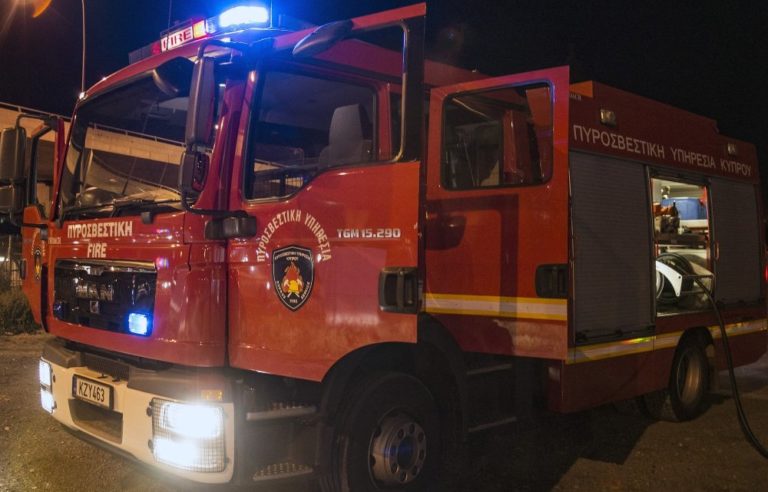 Φωτιά στην καρότσα φορτηγού που μετέφερε σκραπ στους Αγ. Θεοδώρους – Επενέβη η Πυροσβεστική