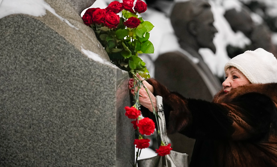 Τουλάχιστον τέσσερις συλλήψεις στη Μόσχα για απόθεση λουλουδιών στη μνήμη των θυμάτων στο Ντνίπρο