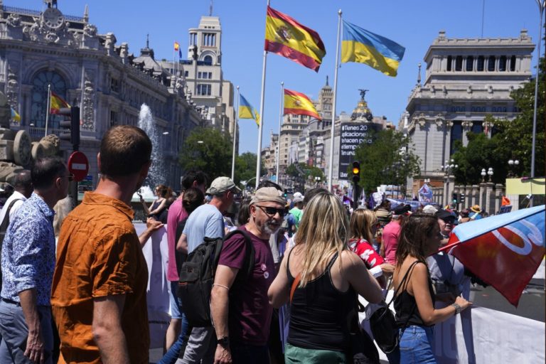 Ισπανία: Χιλιάδες άνθρωποι διαδήλωσαν κατά της κυβέρνησης Σάντσεθ στη Μαδρίτη