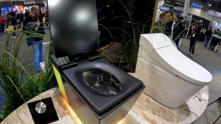 «Ποτέ ξανά σηκωμένο καπάκι στο WC» – Η τουαλέτα των 10.000 δολαρίων που έκανε θραύση στο CES (video)