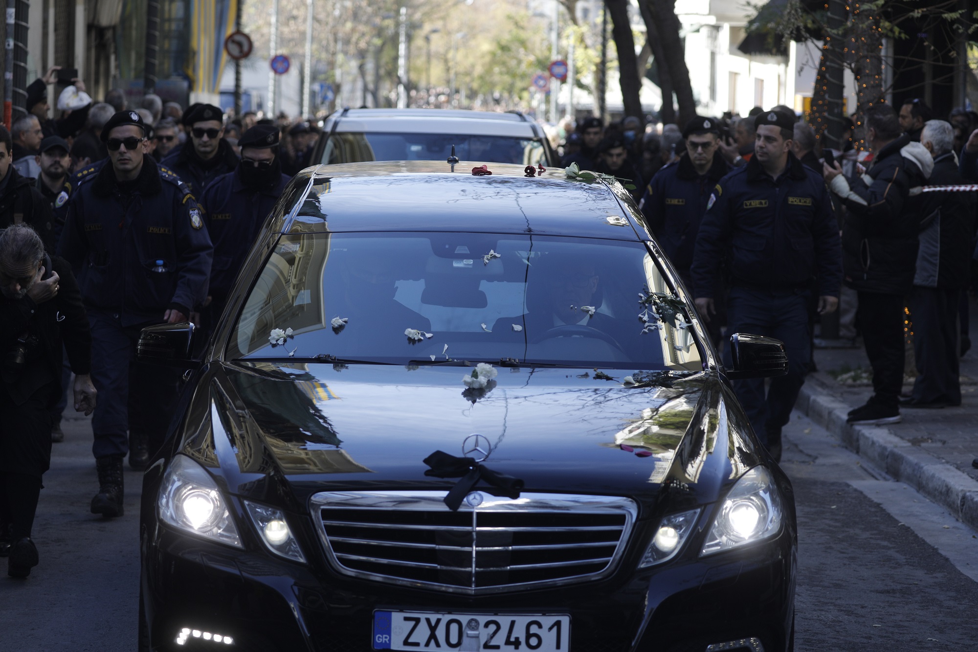 Τελέστηκε η εξόδιος ακολουθια για τον τέως βασιλιά