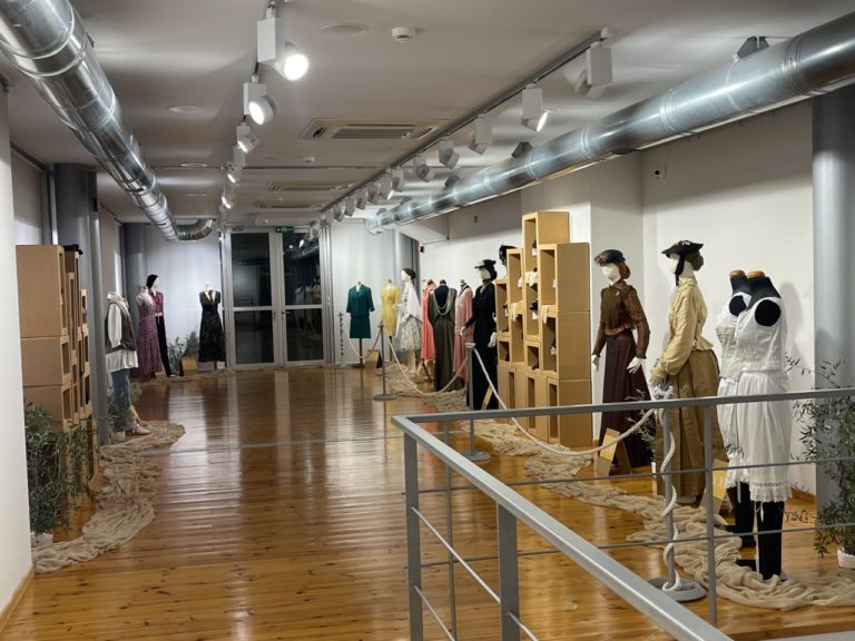 Συνεχίζεται η έκθεση του Λυκείου των Ελληνίδων Χανίων “Από τη Χειραγώγηση στη Χειραφέτηση – Η αστική Γυναικεία Ενδυμασία του 20ου Αιώνα”