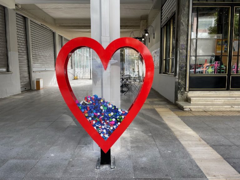 Μεγάλες κόκκινες καρδιές σε κομβικά σημεία του Δήμου Χανίων στέλνουν το μήνυμα της αλληλεγγύης και της ελπίδας