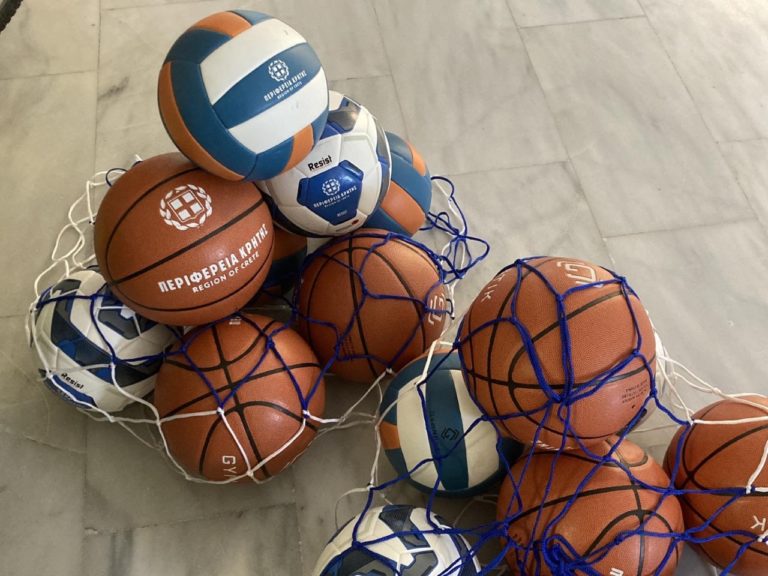 Χιλιάδες μπάλες από την Περιφέρεια στα σχολεία της Κρήτης για την ενίσχυση του σχολικού αθλητισμού