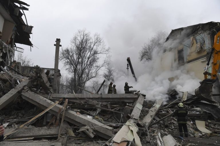 Ουκρανία: Λιγοστεύουν οι ελπίδες για επιζώντες από το ρωσικό πλήγμα στο Ντνίπρο – Στους 40 οι νεκροί