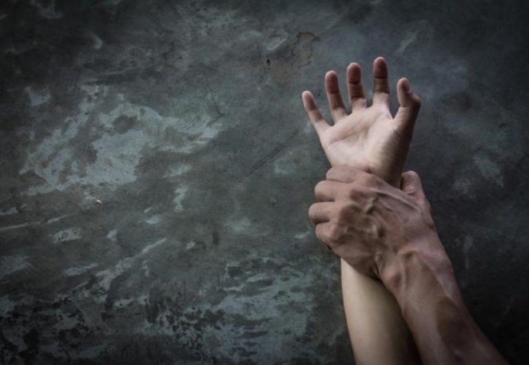 Αγρίνιο: Δικογραφία για 40χρονο που απείλησε και χτύπησε την κόρη του