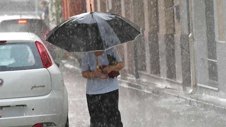 Θεσσαλονίκη: Βρέχει καταρρακτωδώς-Εξασθένηση των φαινομένων από το μεσημέρι