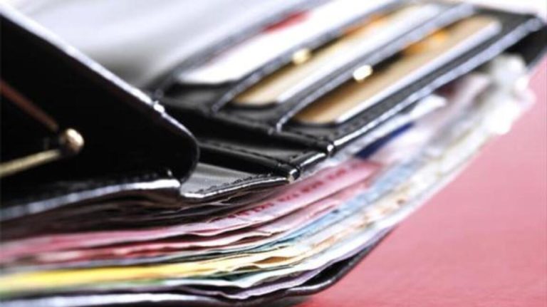 Θεσσαλονίκη: Εργαζόμενος στην καθαριότητα βρήκε και παρέδωσε πορτοφόλι με χρήματα, κάρτες και έγγραφα