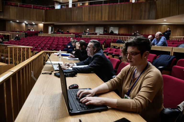 Δίκη Χρυσής Αυγής – Κατάθεση αστυνομικού: «Ο Παύλος Φύσσας υπέδειξε τον Ρουπακιά ως το άτομο που τον μαχαίρωσε»