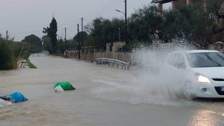 Ζάκυνθος: Προβλήματα στο οδικό δίκτυο από την κακοκαιρία (βίντεο)