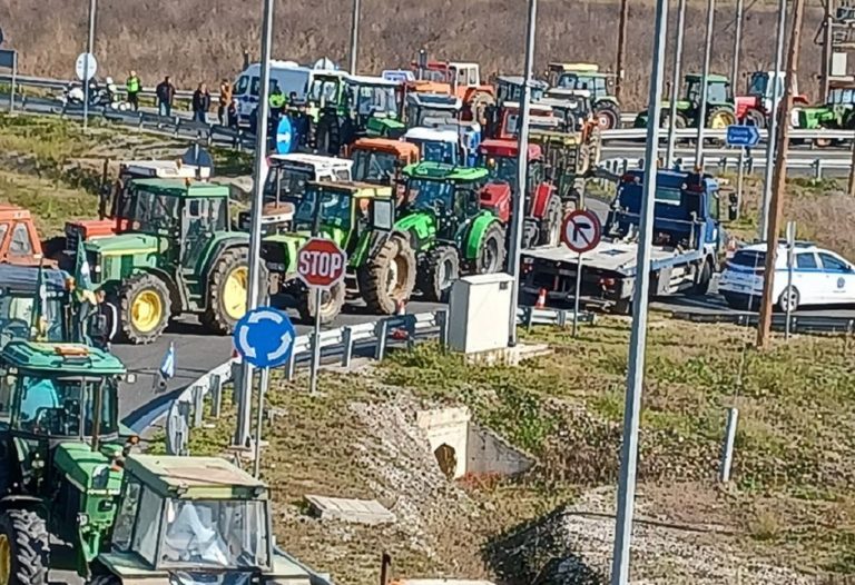 Με τα τρακτέρ στους δρόμους περιμένουν τον Γ. Γεωργαντά οι αγρότες του Τυρνάβου