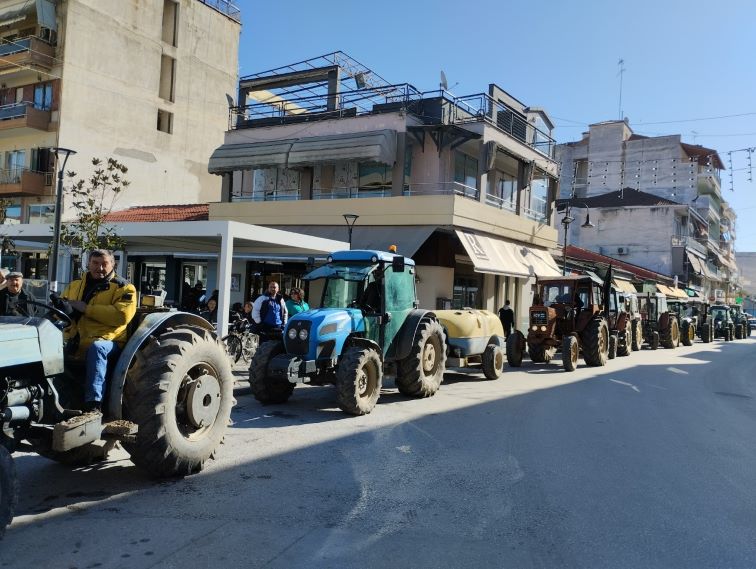 Συλλαλητήριο με τρακτέρ και αγροτικά στη Λάρισα από το μπλόκο Τυρνάβου