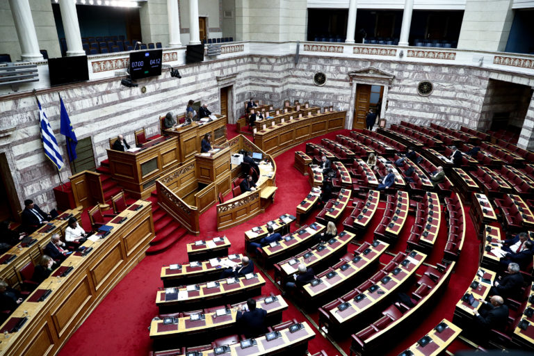 Πολιτική κόντρα από την απόφαση του Α. Τσίπρα να απέχει ο ΣΥΡΙΖΑ από όλες τις ψηφοφορίες στη Βουλή