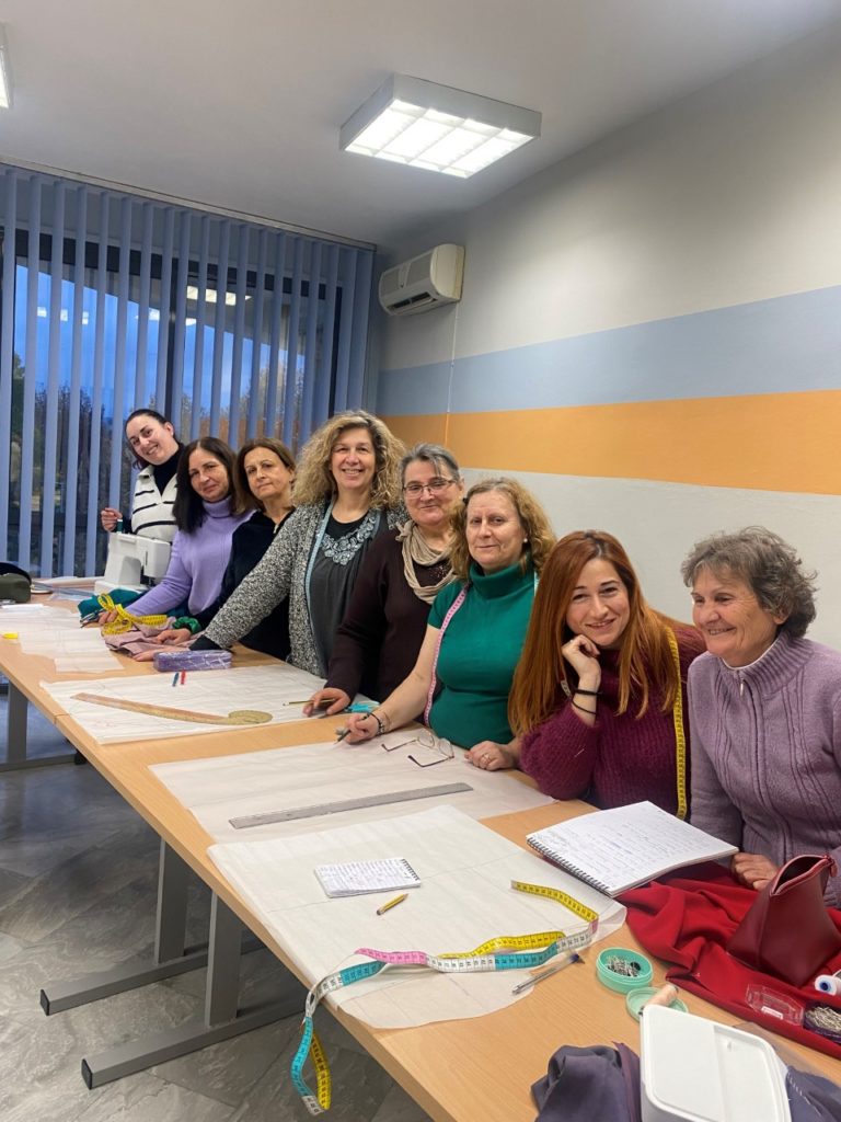 Ελασσόνα: Ολοκληρώθηκε η εκπαίδευση ενηλίκων στην “Κοπτική Ραπτική”