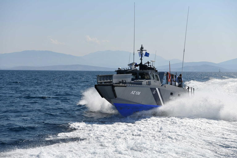 Κως: Καταδίωξη και ακινητοποίηση σκάφους με 16 πρόσφυγες – Σύλληψη διακινητή