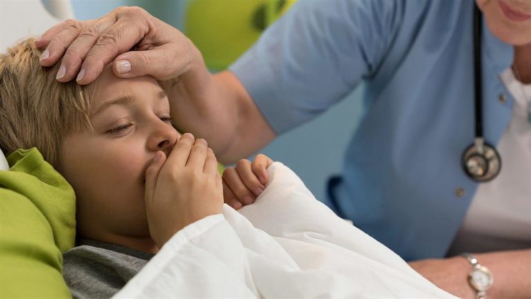 Εποχική γρίπη και ιώσεις: Πίεση στα παιδιατρικά νοσοκομεία – Γεμάτες οι εφημερίες