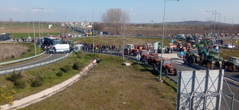 Στήνουν μπλόκα στην Εθνική Οδό οι αγρότες της Καρδίτσας – “Αντιμπλόκο” από την Αστυνομία (video)