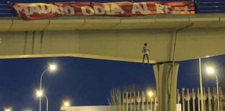 Οι οπαδοί της Ατλέτικο Μαδρίτης κρέμασαν από γέφυρα ομοίωμα του Βινίσιους