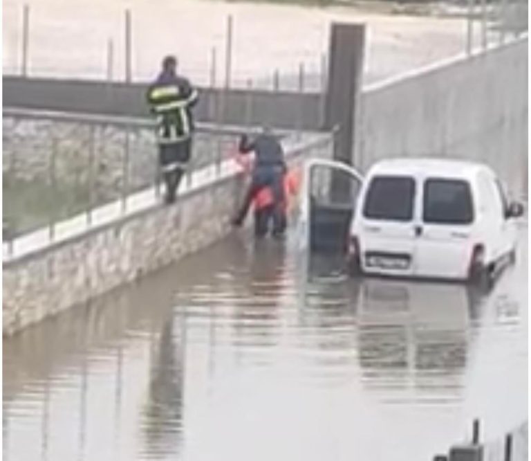 Απεγκλωβισμός οδηγού από πλημμυρισμένο δρόμο της Ηγουμενίτσας(βίντεο)