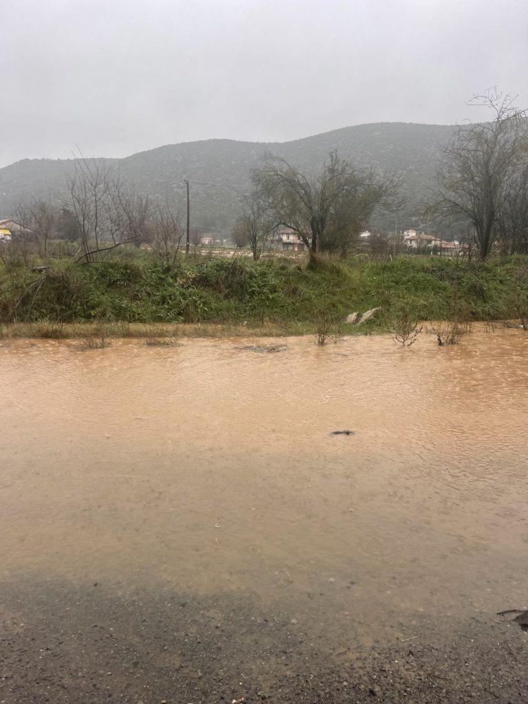 Υπερχείλισαν χείμαρροι σε Κορύθιο και Τεγέα – Σε επιφυλακή ο δήμος Τρίπολης