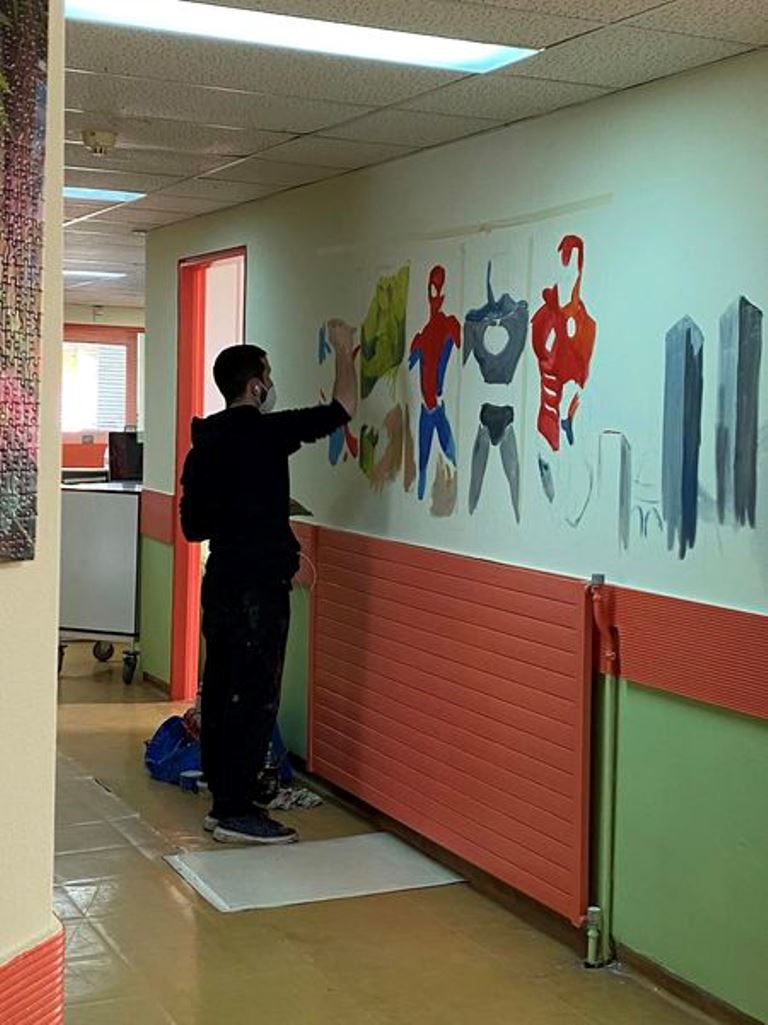Πτολεμαΐδα: Φοιτητής Καλών Τεχνών διακοσμεί με εντοιχισμένες παραστάσεις την Παιδιατρική κλινική του Μποδοσάκειου Νοσοκομείου 