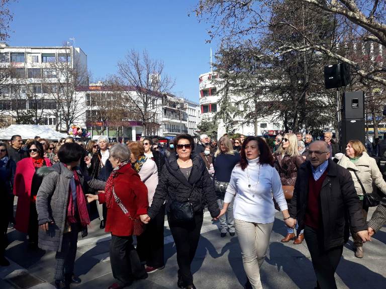 Το τσίκνισαν οι Λαρισαίοι, με εδέσματα, μουσική και χορό
