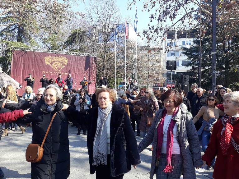 Το τσίκνισαν οι Λαρισαίοι, με εδέσματα, μουσική και χορό