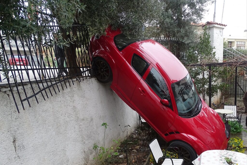 Θεσσαλονίκη: Αυτοκίνητο κύλησε στην αυλή σπιτιού