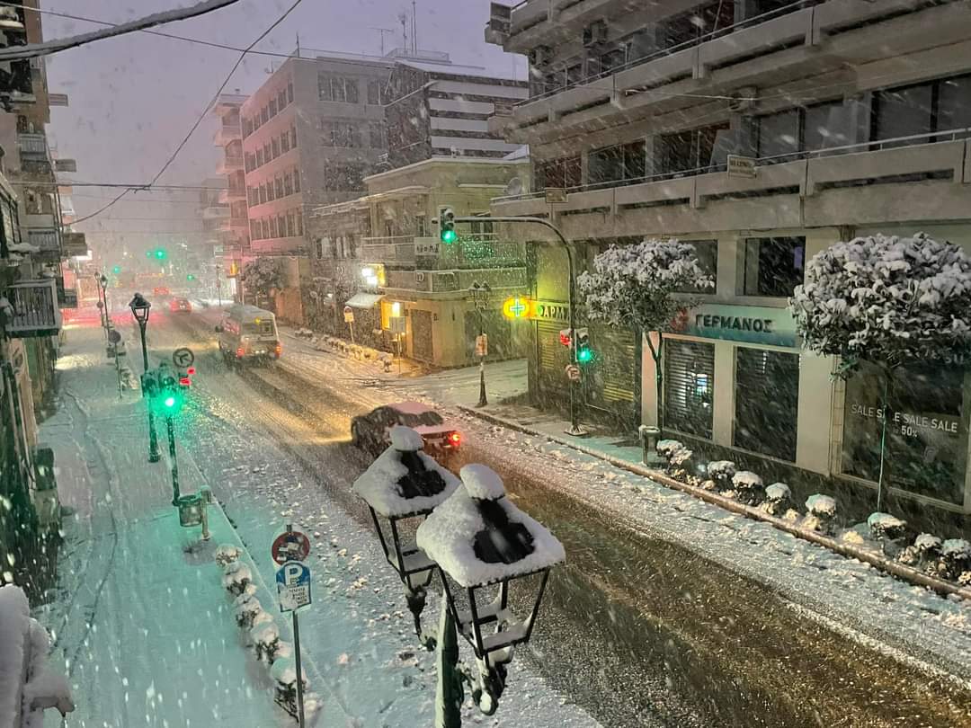 Πυκνή χιονόπτωση στον Βόλο – Κλειστά τα σχολεία