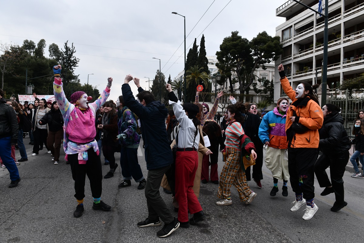 [359272] ΣΥΓΚΕΝΤΡΩΣΗ ΚΑΛΛΙΤΕΧΝΩΝ ΣΤΗΝ ΟΔΟ ΗΡ. ΑΤΤΙΚΟΥ ΚΑΤΑ ΤΗΝ ΣΥΝΑΝΤΗΣΗ ΤΟΥ ΠΡΩΘΥΠΟΥΡΓΟΥ ΜΕ ΕΚΠΡΟΣΩΠΟΥΣ ΤΟΥ ΚΛΑΔΟΥ (ΤΑΤΙΑΝΑ ΜΠΟΛΑΡΗ/EUROKINISSI)