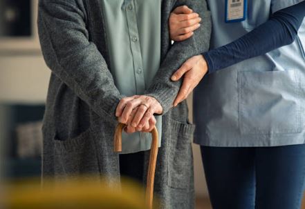 Κορυδαλλός: «Στέλεχος κακοποιούσε ηλικιωμένους» – Ανατριχιαστικές αποκαλύψεις πρώην εργαζόμενης του γηροκομείου στην ΕΡΤ