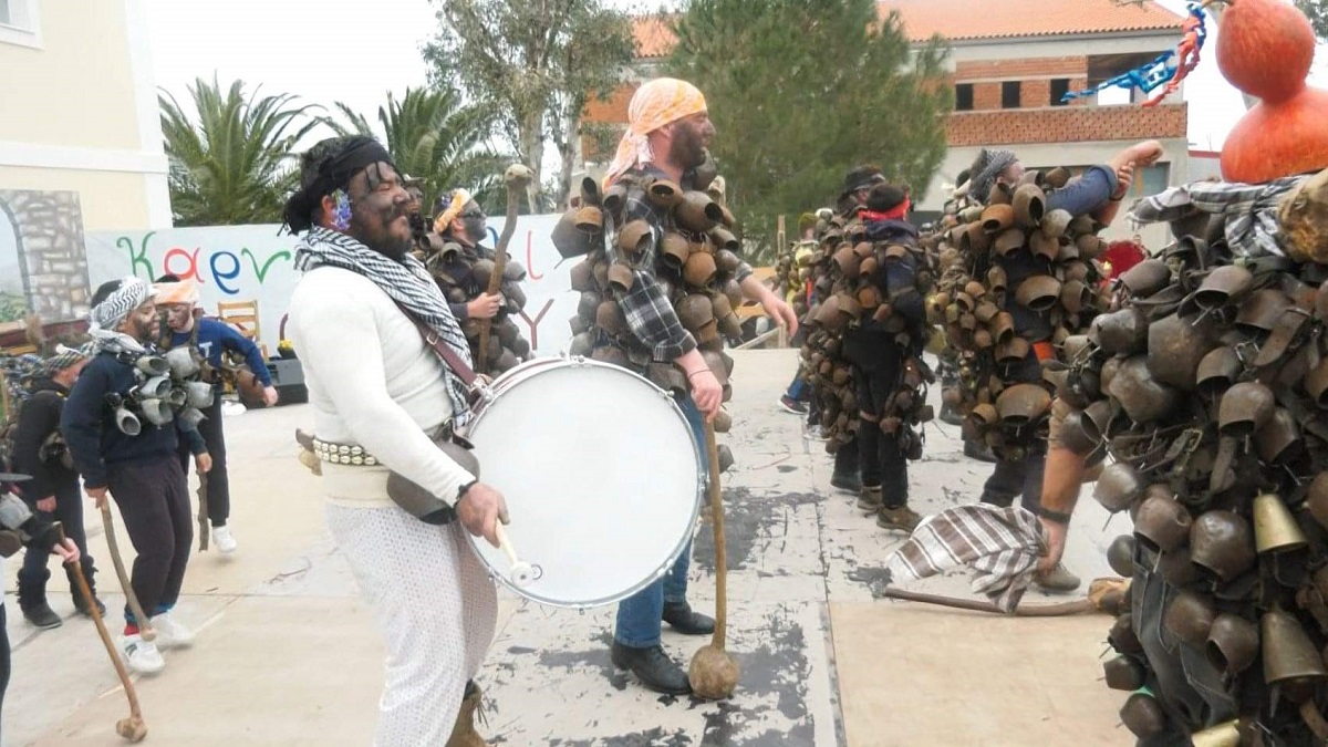 Λέσβος: Οι κουδουνάτοι έκλεψαν την παράσταση στο καρναβάλι του Μεσότοπου (βίντεο)
