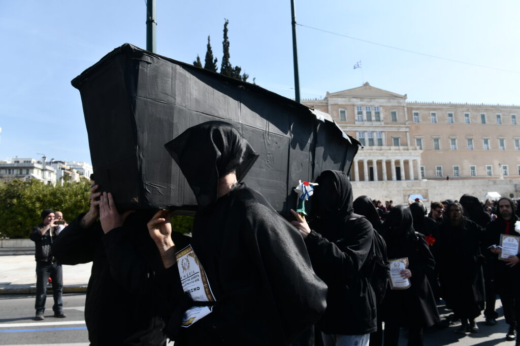 Συμβολικό δρώμενο με «κηδεία» του Πολιτισμού από τους καλλιτέχνες – Αίτηση ακύρωσης του προεδρικού διατάγματος στο ΣτΕ