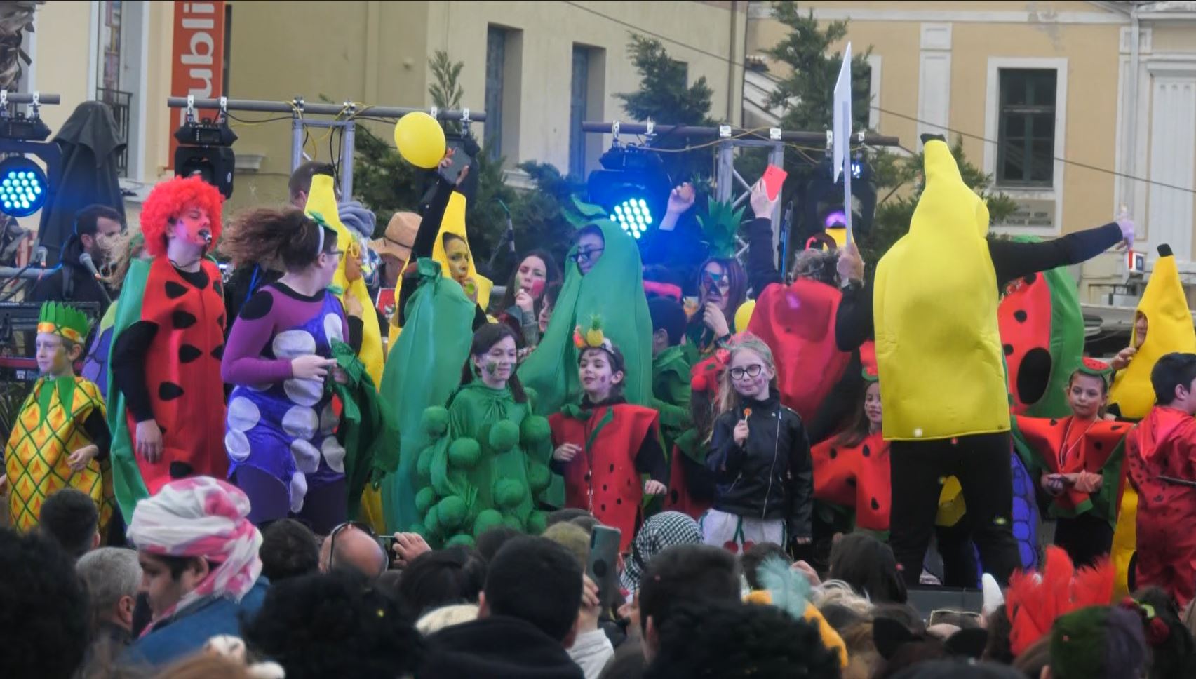 Ανανεωμένο και δυναμικό το Μυτιληνιό καρναβάλι (video)