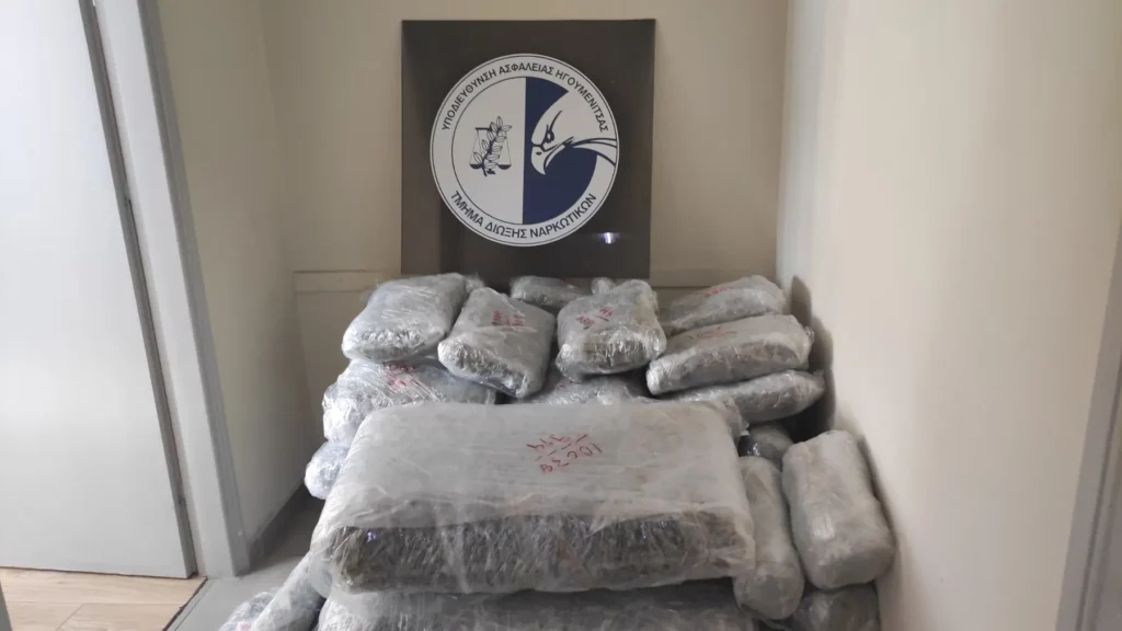 Κατασχέθηκαν περισσότερα από 125 κιλά κάνναβης που μετέφερε ημεδαπός με το αυτοκίνητό του