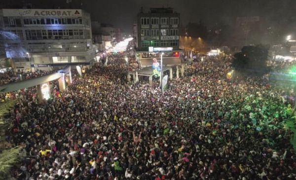 “Τρελό” καρναβάλι στην Ξάνθη – Έγινε η νύχτα μέρα (photos)