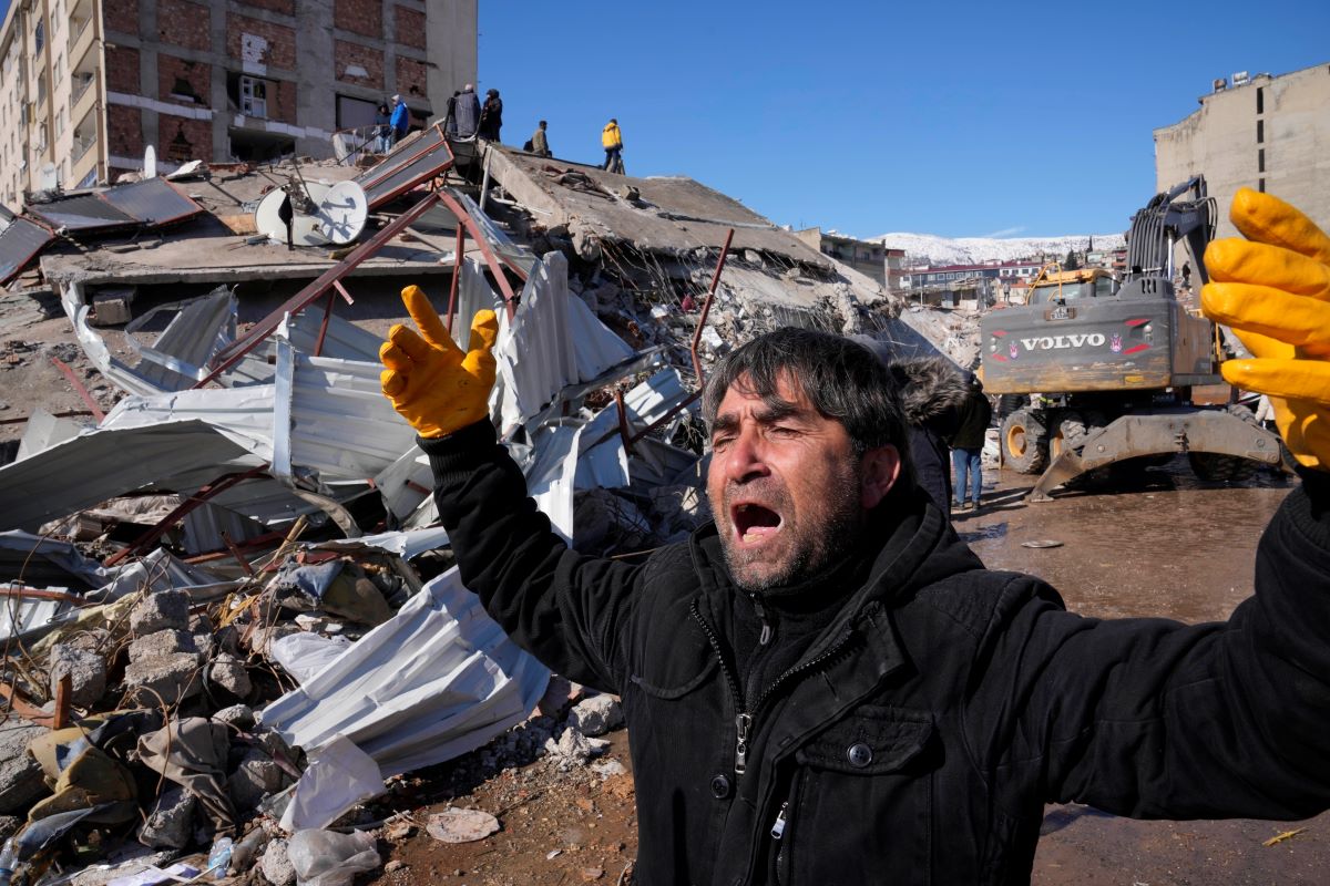 Ξεχειλίζει η οργή στην Τουρκία: Ξεσπούν οι σεισμόπληκτοι για την ολιγωρία του κρατικού μηχανισμού